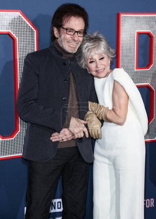 Foto de Rita Moreno and George Chakiris arrive at the Los Angeles Premiere Screening Of Paramount Pictures' '80 For Brady' held at the Regency Village Theatre on January 31, 2023 in Westwood, Los Angeles, California, United States. - Imagen libre de derechos