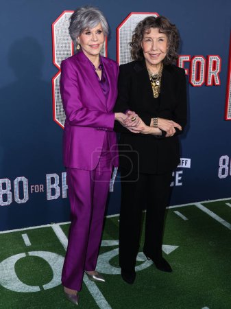 Foto de Jane Fonda and Lily Tomlin arrive at the Los Angeles Premiere Screening Of Paramount Pictures' '80 For Brady' held at the Regency Village Theatre on January 31, 2023 in Westwood, Los Angeles, California, United States. - Imagen libre de derechos