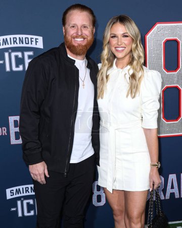 Foto de American professional baseball Justin Turner and wife Kourtney Pogue Turner arrive at the Los Angeles Premiere Screening Of Paramount Pictures' '80 For Brady' held at the Regency Village Theatre on January 31, 2023 in Westwood, LA, California, USA - Imagen libre de derechos