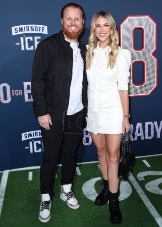 Foto de American professional baseball Justin Turner and wife Kourtney Pogue Turner arrive at the Los Angeles Premiere Screening Of Paramount Pictures' '80 For Brady' held at the Regency Village Theatre on January 31, 2023 in Westwood, LA, California, USA - Imagen libre de derechos