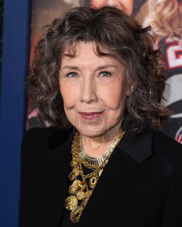 Foto de American actress Lily Tomlin arrives at the Los Angeles Premiere Screening Of Paramount Pictures' '80 For Brady' held at the Regency Village Theatre on January 31, 2023 in Westwood, Los Angeles, California, United States. - Imagen libre de derechos