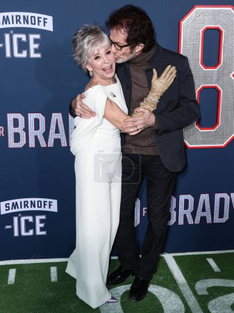 Foto de Rita Moreno and George Chakiris arrive at the Los Angeles Premiere Screening Of Paramount Pictures' '80 For Brady' held at the Regency Village Theatre on January 31, 2023 in Westwood, Los Angeles, California, United States. - Imagen libre de derechos