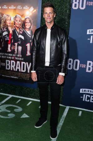Téléchargez les photos : American football quarterback Tom Brady arrives at the Los Angeles Premiere Screening Of Paramount Pictures' '80 For Brady' held at the Regency Village Theatre on January 31, 2023 in Westwood, Los Angeles, California, United States. - en image libre de droit