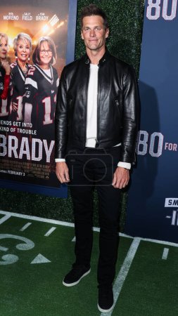 Foto de American football quarterback Tom Brady arrives at the Los Angeles Premiere Screening Of Paramount Pictures' '80 For Brady' held at the Regency Village Theatre on January 31, 2023 in Westwood, Los Angeles, California, United States. - Imagen libre de derechos
