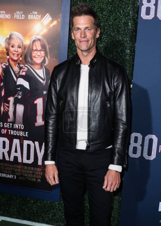Foto de American football quarterback Tom Brady arrives at the Los Angeles Premiere Screening Of Paramount Pictures' '80 For Brady' held at the Regency Village Theatre on January 31, 2023 in Westwood, Los Angeles, California, United States. - Imagen libre de derechos