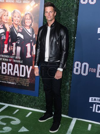 Téléchargez les photos : American football quarterback Tom Brady arrives at the Los Angeles Premiere Screening Of Paramount Pictures' '80 For Brady' held at the Regency Village Theatre on January 31, 2023 in Westwood, Los Angeles, California, United States. - en image libre de droit