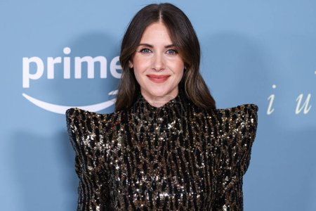 Foto de American actress Alison Brie wearing Balmain arrives at the Los Angeles Premiere Of Amazon Prime Video's 'Somebody I Used To Know' held at The Culver Theater on February 1, 2023 in Culver City, Los Angeles, California, United States. - Imagen libre de derechos