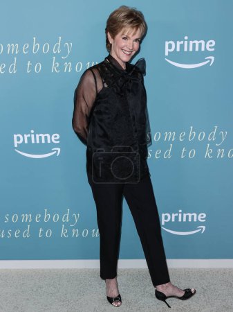 Foto de American actress Julie Hagerty arrives at the Los Angeles Premiere Of Amazon Prime Video's 'Somebody I Used To Know' held at The Culver Theater on February 1, 2023 in Culver City, Los Angeles, California, United States. - Imagen libre de derechos