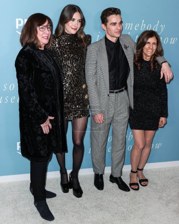 Foto de Joanne Schermerhorn, Alison Brie, Dave Franco and Betsy Franco arrive at the Los Angeles Premiere Of Amazon Prime Video's 'Somebody I Used To Know' held at The Culver Theater on February 1, 2023 in Culver City, Los Angeles, California, United States. - Imagen libre de derechos