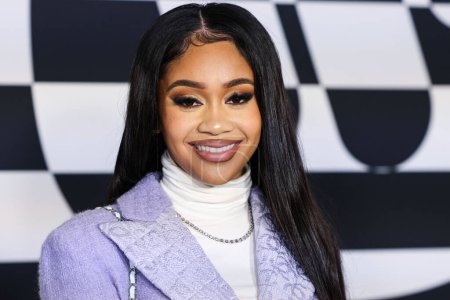 Foto de American rapper Saweetie arrives at the Warner Music Group Pre-Grammy Party 2023 held at the Hollywood Athletic Club on February 2, 2023 in Hollywood, Los Angeles, California, United States. - Imagen libre de derechos