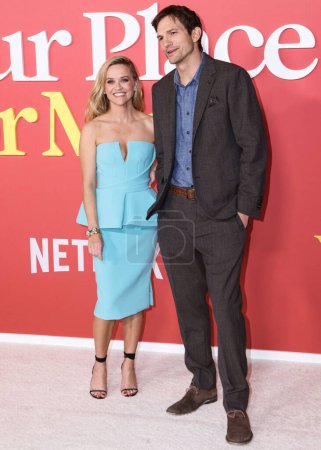 Foto de Reese Witherspoon y Ashton Kutcher llegan a Los Angeles Of Netflix 's' Your Place Or Mine 'celebrado en el Regency Village Theatre el 2 de febrero de 2023 en Westwood, Los Ángeles, California, Estados Unidos. - Imagen libre de derechos