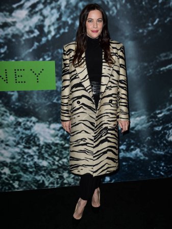Foto de Liv Tyler arrives at the Stella McCartney X Adidas Party held at the Henson Recording Studio on February 2, 2023 in Los Angeles, California, United States. - Imagen libre de derechos