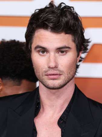Foto de American actor Chase Stokes arrives at the Los Angeles Premiere Of Netflix's 'Outer Banks' Season 3 held at the Regency Village Theatre on February 16, 2023 in Westwood, Los Angeles, California, United States. - Imagen libre de derechos
