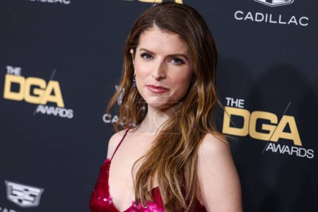 Téléchargez les photos : American actress Anna Kendrick arrives at the 75th Annual Directors Guild Of America (DGA) Awards held at The Beverly Hilton Hotel on February 18, 2023 in Beverly Hills, Los Angeles, California, United States. - en image libre de droit