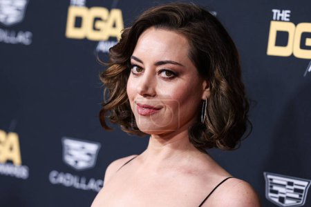 Foto de American actress Aubrey Plaza wearing Miu Miu and Just Desi jewelry arrives at the 75th Annual Directors Guild Of America (DGA) Awards held at The Beverly Hilton Hotel on February 18, 2023 in Beverly Hills, Los Angeles, California, United States. - Imagen libre de derechos