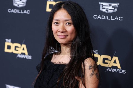 Foto de Chinese filmmaker Chlo Zhao (Chloe Zhao) arrives at the 75th Annual Directors Guild Of America (DGA) Awards held at The Beverly Hilton Hotel on February 18, 2023 in Beverly Hills, Los Angeles, California, United States. - Imagen libre de derechos