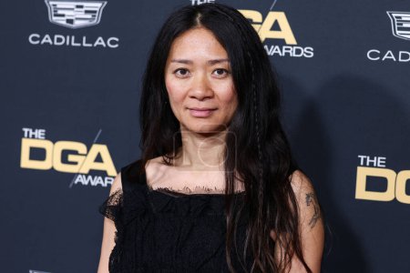 Téléchargez les photos : Le cinéaste chinois Chlo Zhao (Chloe Zhao) arrive à la 75e cérémonie de remise des prix de la Guilde des réalisateurs d'Amérique (DGA) au Beverly Hilton Hotel le 18 février 2023 à Beverly Hills, Los Angeles, Californie, États-Unis. - en image libre de droit