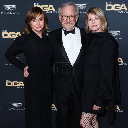 Téléchargez les photos : Kristie Macosko Krieger, Steven Spielberg and Kate Capshaw arrive at the 75th Annual Directors Guild Of America (DGA) Awards held at The Beverly Hilton Hotel on February 18, 2023 in Beverly Hills, Los Angeles, California, United States. Xav - en image libre de droit