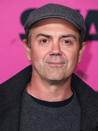 Téléchargez les photos : American actor Joe Lo Truglio arrives at the Los Angeles Premiere Of STARZ's 'Party Down' Season 3 held at the Regency Bruin Theatre on February 22, 2023 in Westwood, Los Angeles, California, United States. - en image libre de droit