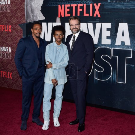 Foto de Anthony Mackie, Jahi Di'Allo Winston and David Harbour arrive at the Los Angeles Premiere Of Netflix's 'We Have A Ghost' held at the Netflix Tudum Theater on February 22, 2023 in Hollywood, Los Angeles, California, United States. - Imagen libre de derechos