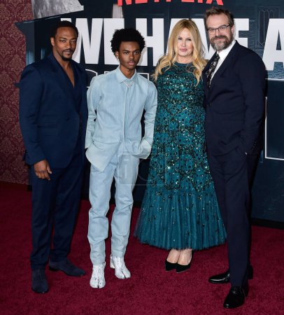 Foto de Anthony Mackie, Jahi Di'Allo Winston, Jennifer Coolidge and David Harbour arrive at the Los Angeles Premiere Of Netflix's 'We Have A Ghost' held at the Netflix Tudum Theater on February 22, 2023 in Hollywood, Los Angeles, California, United States. - Imagen libre de derechos