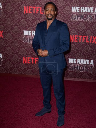 Foto de American actor Anthony Mackie arrives at the Los Angeles Premiere Of Netflix's 'We Have A Ghost' held at the Netflix Tudum Theater on February 22, 2023 in Hollywood, Los Angeles, California, United States. - Imagen libre de derechos