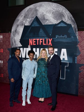 Foto de Anthony Mackie, Jahi Di'Allo Winston, Jennifer Coolidge and David Harbour arrive at the Los Angeles Premiere Of Netflix's 'We Have A Ghost' held at the Netflix Tudum Theater on February 22, 2023 in Hollywood, Los Angeles, California, United States. - Imagen libre de derechos