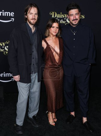 Téléchargez les photos : Blake Mills, Maren Morris and Marcus Mumford arrive at the Los Angeles Premiere Of Amazon Prime Video's 'Daisy Jones & The Six' Season 1 held at the TCL Chinese Theatre IMAX on February 23, 2023 in Hollywood, Los Angeles, California, United States. - en image libre de droit