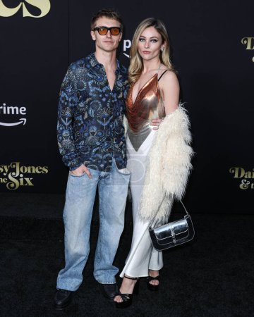 Foto de Hart Denton and Elysee Sanville arrive at the Los Angeles Premiere Of Amazon Prime Video's 'Daisy Jones & The Six' Season 1 held at the TCL Chinese Theatre IMAX on February 23, 2023 in Hollywood, Los Angeles, California, United States. - Imagen libre de derechos