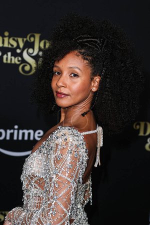 Foto de Brazilian actress Nabiyah Be wearing a PatBo dress arrives at the Los Angeles Premiere Of Amazon Prime Video's 'Daisy Jones & The Six' Season 1 held at the TCL Chinese Theatre IMAX on February 23, 2023 in Hollywood, Los Angeles, California - Imagen libre de derechos
