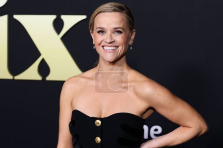 Foto de American actress Reese Witherspoon wearing a Schiaparelli dress and Reza jewelry arrives at the Los Angeles Premiere Of Amazon Prime Video's 'Daisy Jones & The Six' Season 1 held at the TCL Chinese Theatre IMAX on February 23, 2023 in Hollywood - Imagen libre de derechos