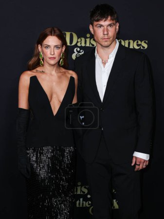 Foto de American actress Riley Keough and husband/Australian stuntman Ben Smith-Petersen arrive at the Los Angeles Premiere Of Amazon Prime Video's 'Daisy Jones & The Six' Season 1 held at the TCL Chinese Theatre IMAX on February 23, 2023 in Hollywood - Imagen libre de derechos