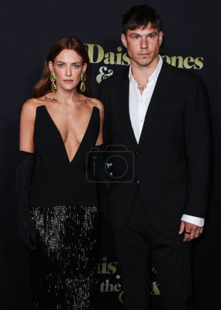 Foto de American actress Riley Keough and husband/Australian stuntman Ben Smith-Petersen arrive at the Los Angeles Premiere Of Amazon Prime Video's 'Daisy Jones & The Six' Season 1 held at the TCL Chinese Theatre IMAX on February 23, 2023 in Hollywood - Imagen libre de derechos