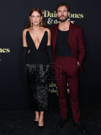Foto de Riley Keough and Sam Claflin arrive at the Los Angeles Premiere Of Amazon Prime Video's 'Daisy Jones & The Six' Season 1 held at the TCL Chinese Theatre IMAX on February 23, 2023 in Hollywood, Los Angeles, California, United States. - Imagen libre de derechos