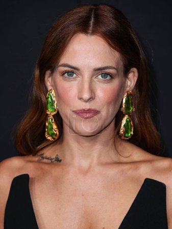 Foto de American actress Riley Keough wearing a Schiaparelli Couture dress arrives at the Los Angeles Premiere Of Amazon Prime Video's 'Daisy Jones & The Six' Season 1 held at the TCL Chinese Theatre IMAX on February 23, 2023 in Hollywood, Los Angeles - Imagen libre de derechos
