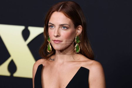 Téléchargez les photos : American actress Riley Keough wearing a Schiaparelli Couture dress arrives at the Los Angeles Premiere Of Amazon Prime Video's 'Daisy Jones & The Six' Season 1 held at the TCL Chinese Theatre IMAX on February 23, 2023 in Hollywood, Los Angeles - en image libre de droit