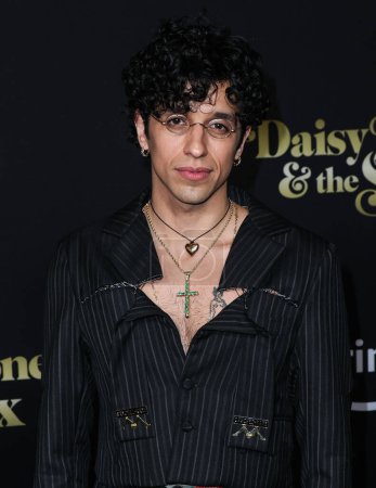 Foto de Sebastian Chacon arrives at the Los Angeles Premiere Of Amazon Prime Video's 'Daisy Jones & The Six' Season 1 held at the TCL Chinese Theatre IMAX on February 23, 2023 in Hollywood, Los Angeles, California, United States. - Imagen libre de derechos