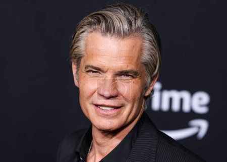 Foto de American actor Timothy Olyphant arrives at the Los Angeles Premiere Of Amazon Prime Video's 'Daisy Jones & The Six' Season 1 held at the TCL Chinese Theatre IMAX on February 23, 2023 in Hollywood, Los Angeles, California, United States. - Imagen libre de derechos