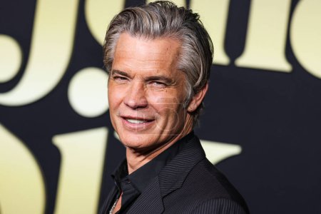 Téléchargez les photos : American actor Timothy Olyphant arrives at the Los Angeles Premiere Of Amazon Prime Video's 'Daisy Jones & The Six' Season 1 held at the TCL Chinese Theatre IMAX on February 23, 2023 in Hollywood, Los Angeles, California, United States. - en image libre de droit