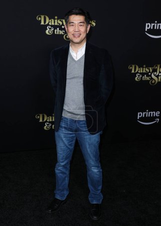 Téléchargez les photos : Albert Cheng arrives at the Los Angeles Premiere Of Amazon Prime Video's 'Daisy Jones & The Six' Season 1 held at the TCL Chinese Theatre IMAX on February 23, 2023 in Hollywood, Los Angeles, California, United States. - en image libre de droit