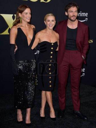 Foto de Riley Keough, Reese Witherspoon and Sam Claflin arrive at the Premiere Of Amazon Prime Video's 'Daisy Jones & The Six' Season 1 held at the TCL Chinese Theatre IMAX on February 23, 2023 in Hollywood, Los Angeles, California, United States. - Imagen libre de derechos