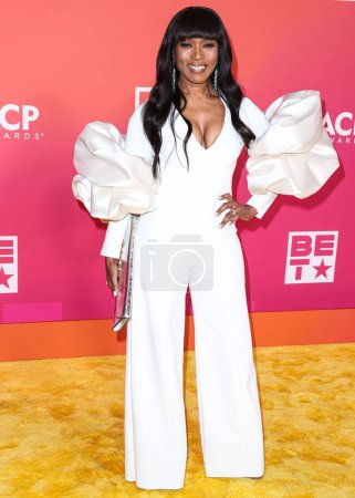 Téléchargez les photos : American actress Angela Bassett arrives at the 54th Annual NAACP Image Awards held at the Pasadena Civic Auditorium on February 25, 2023 in Pasadena, Los Angeles, California, United States. - en image libre de droit