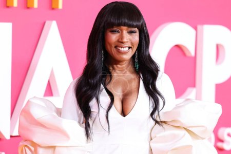 Foto de American actress Angela Bassett arrives at the 54th Annual NAACP Image Awards held at the Pasadena Civic Auditorium on February 25, 2023 in Pasadena, Los Angeles, California, United States. - Imagen libre de derechos