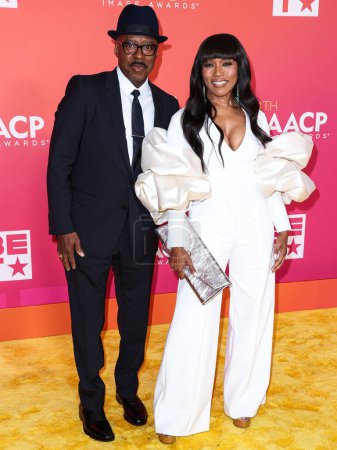 Téléchargez les photos : Courtney B. Vance and Angela Bassett arrive at the 54th Annual NAACP Image Awards held at the Pasadena Civic Auditorium on February 25, 2023 in Pasadena, Los Angeles, California, United States. - en image libre de droit