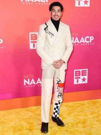 Téléchargez les photos : Marcus Scribner wearing Mr. Saturday arrives at the 54th Annual NAACP Image Awards held at the Pasadena Civic Auditorium on February 25, 2023 in Pasadena, Los Angeles, California, United States. - en image libre de droit