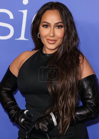 Téléchargez les photos : Adrienne Bailon Houghton arrives at the 2023 Billboard Women In Music held at the YouTube Theater on March 1, 2023 in Inglewood, Los Angeles, California, United States. - en image libre de droit