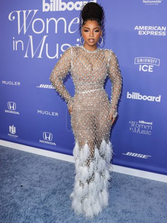 Foto de Chloe Bailey wearing a Giambattista Valli dress and Jacob and Co. jewelry arrives at the 2023 Billboard Women In Music held at the YouTube Theater on March 1, 2023 in Inglewood, Los Angeles, California, United States. - Imagen libre de derechos