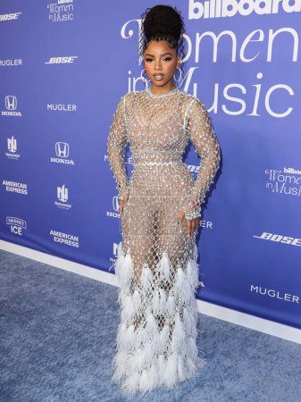Foto de Chloe Bailey wearing a Giambattista Valli dress and Jacob and Co. jewelry arrives at the 2023 Billboard Women In Music held at the YouTube Theater on March 1, 2023 in Inglewood, Los Angeles, California, United States. - Imagen libre de derechos