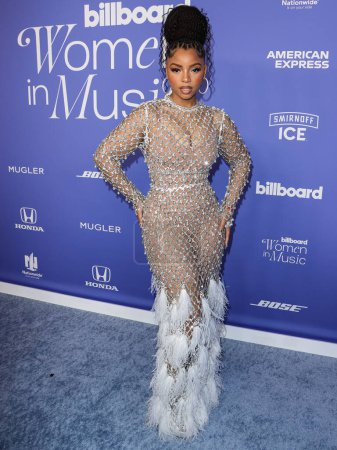 Téléchargez les photos : Chloe Bailey wearing a Giambattista Valli dress and Jacob and Co. jewelry arrives at the 2023 Billboard Women In Music held at the YouTube Theater on March 1, 2023 in Inglewood, Los Angeles, California, United States. - en image libre de droit