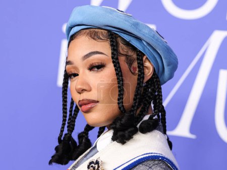 Téléchargez les photos : Coi Leray wearing a Kenzo look arrives at the 2023 Billboard Women In Music held at the YouTube Theater on March 1, 2023 in Inglewood, Los Angeles, California, United States. - en image libre de droit